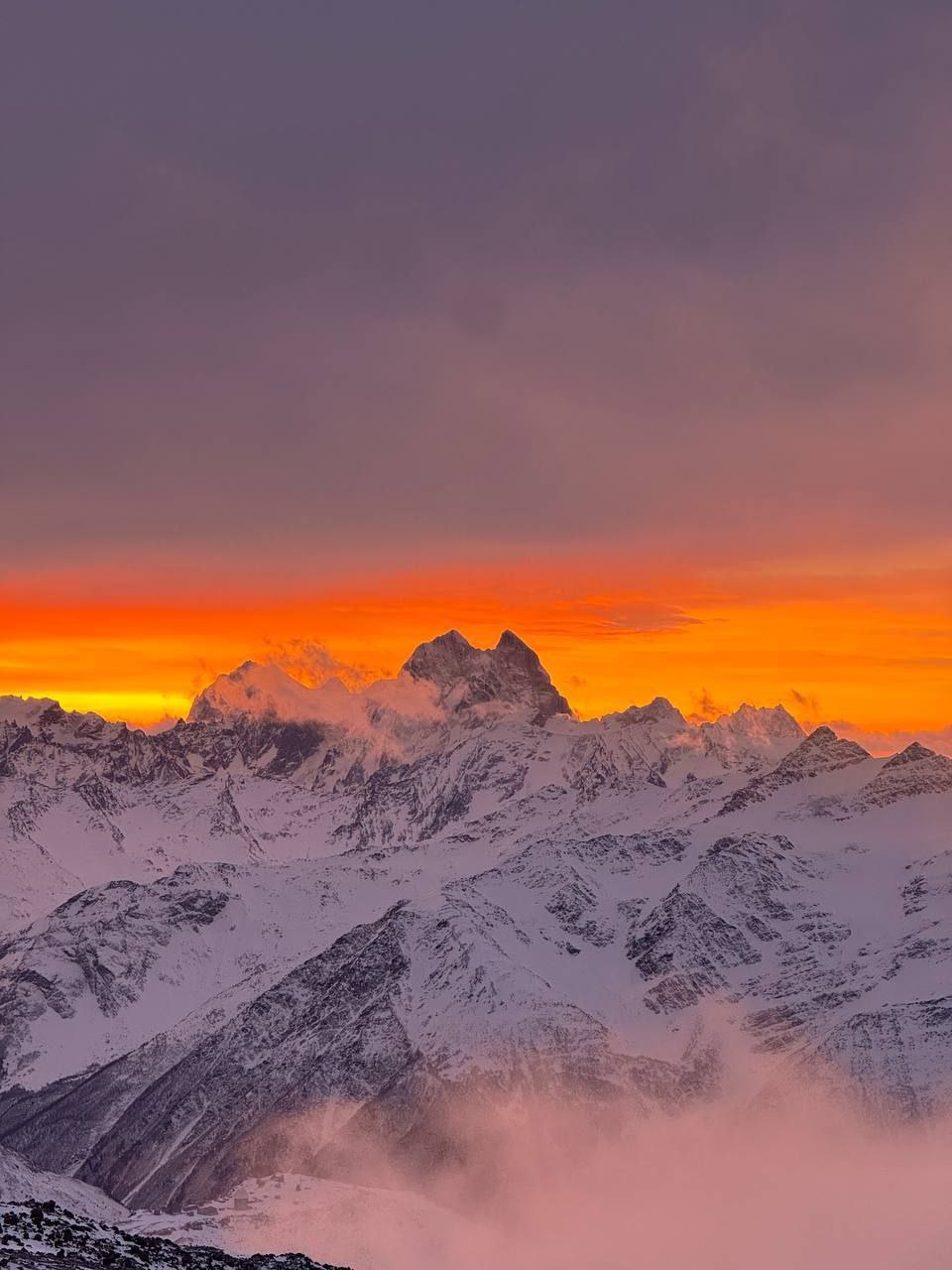 Курорт Эльбрус временно приостановил работу из за угрозы схода лавин На горнолыжной комплексе Эльбрус введено временное ограничение на посещение склонов ввиду повышенной лавиноопасности Чтобы обеспечить безопасность отдыхающих и сотрудников руководство приняло решение остановить функционирование всех подъёмников и закрыть лыжные спуски Сегодня принято решение полностью ограничить доступ туристов к горам Фото курорт Эльбрус Подпишись это Кавказ Сегодня