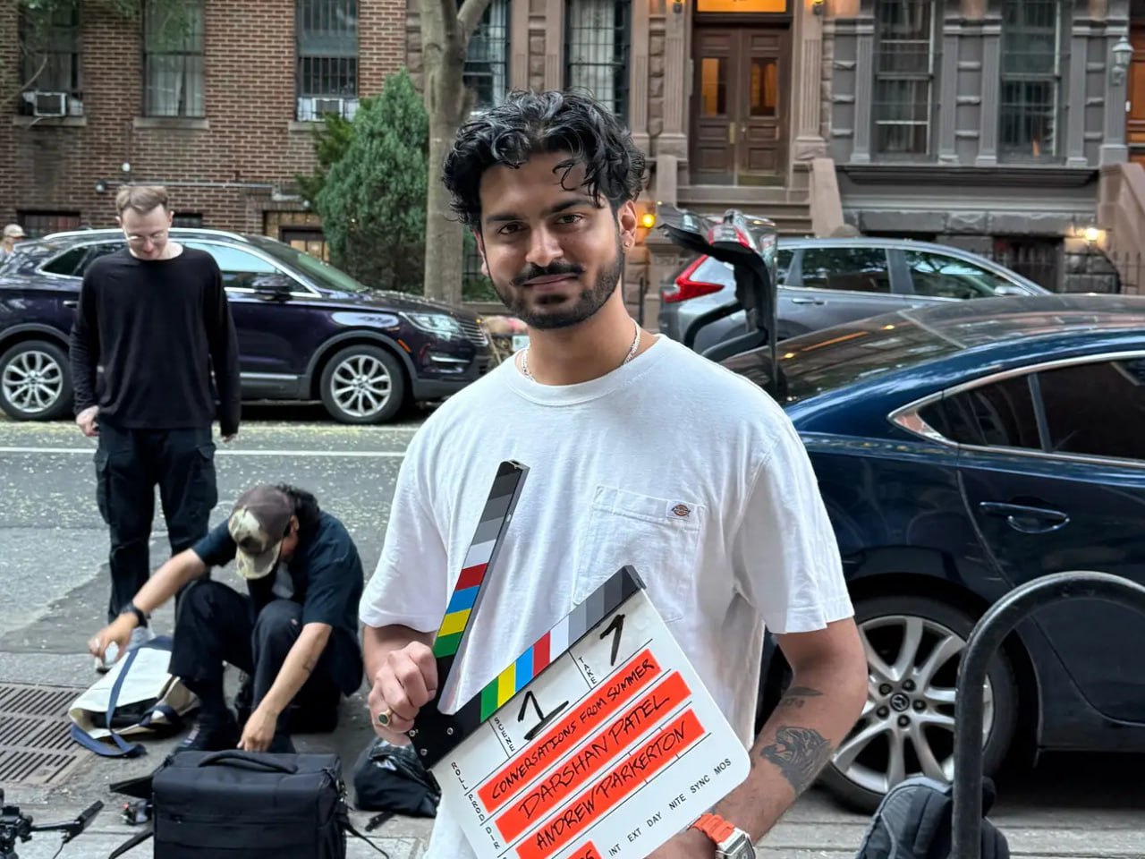 Начинающий режиссер в шутку отправил любимому постановщику 50 центов и получил стажировку Даршан Патель решился на необычный шаг после безуспешных попыток связаться с режиссером Оскаром Бойсоном через соцсети и электронную почту Мужчина нашёл Бойсона в сервисе для платежей Venmo и отправил ему 50 центов с подписью чтобы подсластить сделку и ссылкой на ранее отправленное резюме Спустя месяц он направил формальное письмо в котором упомянул перевод Бойсон предложил пройти собеседование так Патель получил стажировку Мы обсуждали тот перевод Venmo с улыбкой когда начали работать вместе отметил кинематографист Благодаря сотрудничеству у молодого специалиста появились первые успехи его короткометражка Лу и Джейн была показана на фестивале в Челси В этом году он снял ещё три работы и мечтает полностью перейти в киноиндустрию кино общество мир