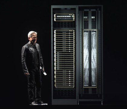 NVIDIA раскрыла архитектуру своих самых мощных ИИ серверов Blackwell GB200 и GB300 NVIDIA в рамках конференции Hot Chips 2025 представила технические подробности своих передовых ИИ серверов Blackwell GB200 и GB300 Обе системы построены на модульной архитектуре MGX которая была разработана для гибкого масштабирования ИИ инфраструктуры и стала частью Open Compute Project