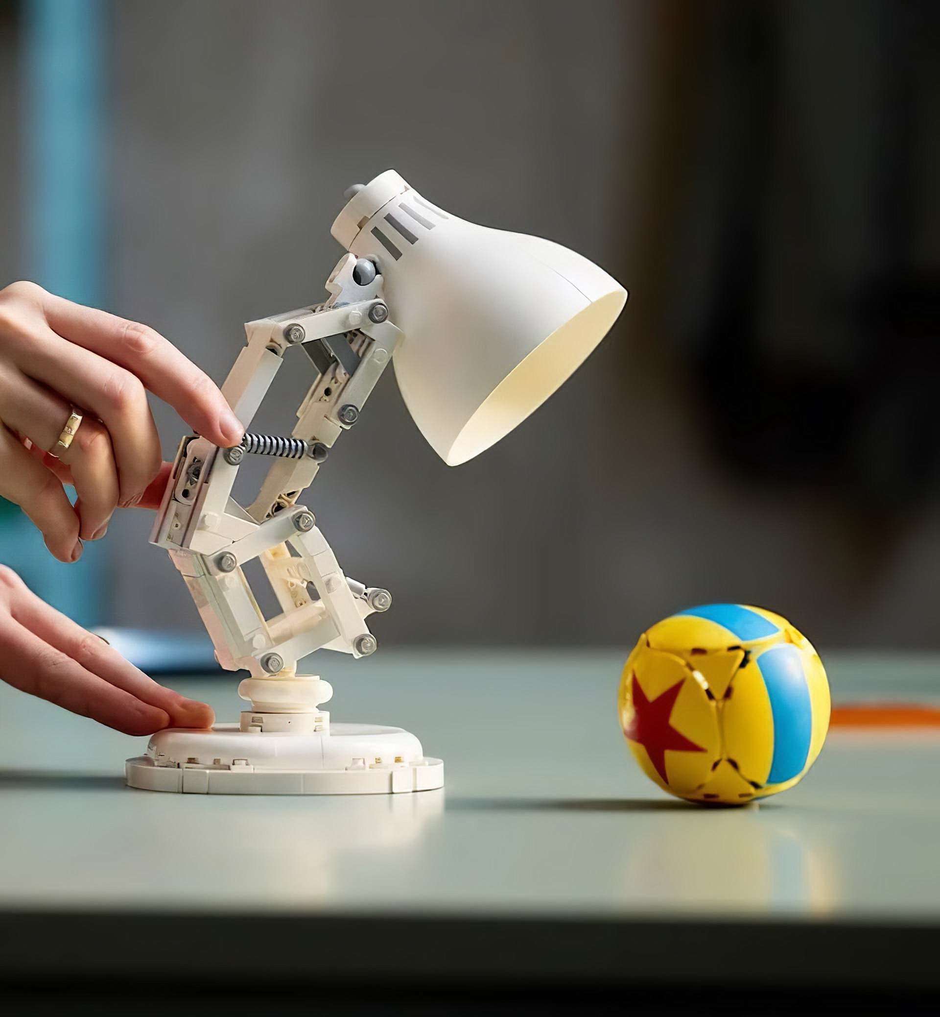 LEGO выпустили милый набор с лампой из Pixar. Набор из 613 деталей с лозунгом «взрослые, добро пожаловать» обойдётся в 5900 рублей. Фильмы на вечер