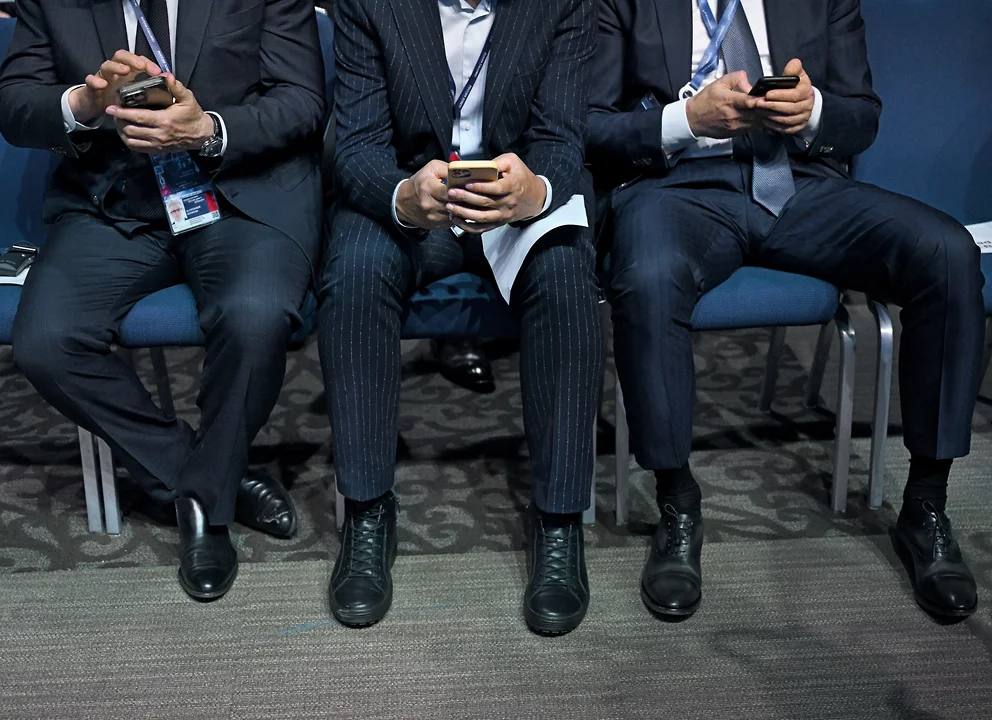 88,6% популярных в России мобильных приложений имеют уязвимости Специалисты по кибербезопасности обнаружили почти 30 тыс. уязвимостей в популярных в России мобильных приложениях, при этом количество критических угроз за год выросло вчетверо. Разработчики продолжают, например, хранить пароли в открытом виде и игнорировать базовые правила защиты данных. Фото: Дмитрий Азаров/Коммерсантъ Подписывайтесь на «Ъ-Черноземье»
