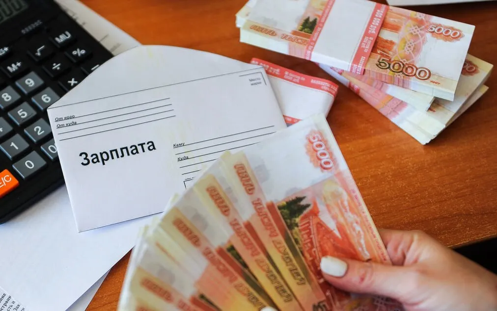 Просроченная задолженность по зарплате составила 2129 6 млн рублей В марте показатель вырос на 119 9 млн рублей на 6 больше чем в феврале сообщил Росстат За год рост составил 47 5 Задолженность по зарплате выплачиваемой из федерального бюджета на конец марта составляла 2 7 млн рублей из местных бюджетов 10 1 млн рублей рост в 2 3 раза Задолженность из за отсутствия собственных средств у предприятий на конец февраля составляла 2 млрд 116 8 млн рублей Основная задолженность перед работниками пришлась на строительство 43 7 обрабатывающие производства 25 0 добычу полезных ископаемых 10 2 fatcat18 Мы в Мах