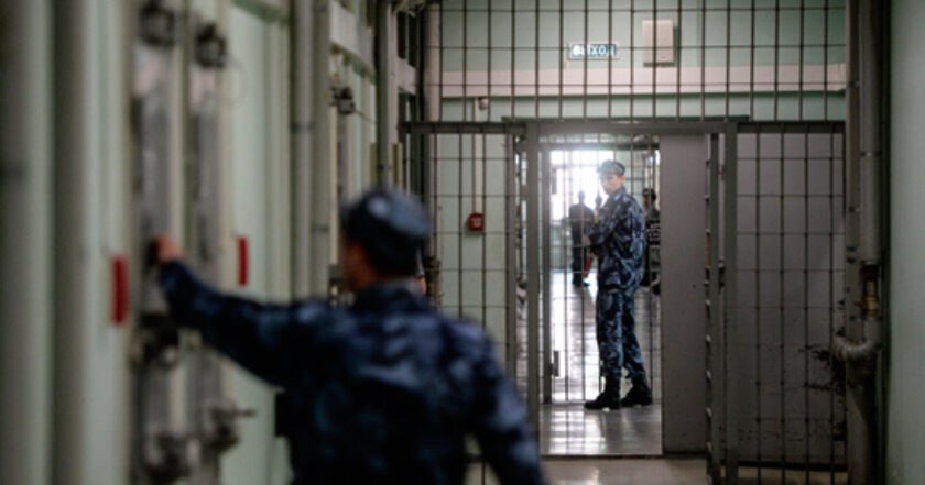 В Хабаровском районе сотрудник колонии похищал деньги у осужденных На сотрудника колонии 13 расположенной в селе Заозерном Хабаровского района завели уголовное дело По версии следствия фигурант похищал деньги у осужденных и их родственников обманным путем Подозреваемый давал ложные обещания о предоставлении поощрений предусмотренных действующим законодательством Дело возбуждено по части 3 статьи 159 УК РФ мошенничество совершенное с использованием служебного положения говорится в сообщении опубликованном на сайте УФСИН по Хабаровскому краю Сейчас устанавливаются все обстоятельства произошедшего Сотрудника уволили со службы в уголовно исполнительной системе в связи с утратой доверия   Будь в курсе событий