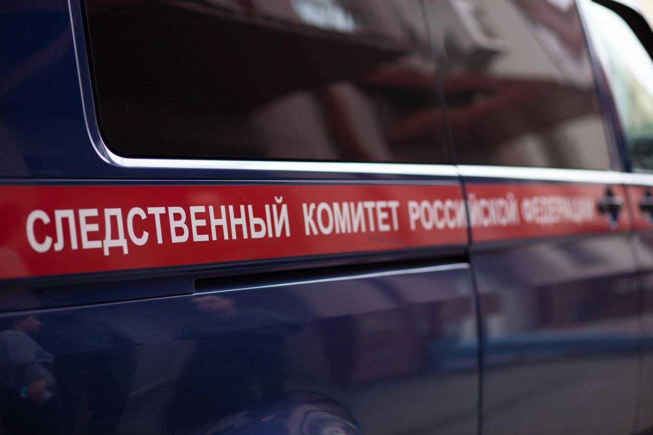 В Ногликах — уголовное дело: школа на бумаге, убытки на десятки миллионов На севере Сахалина всплыло громкое дело: в Ногликах возбудили уголовное дело по статье «Халатность, повлекшая причинение особо крупного ущерба». Речь — о строительстве школы на 300 мест в рамках нацпроекта «Образование». История началась ещё в 2019 году: местная администрация заключила контракт с подрядчиком на проектирование и строительство здания. Шло время, работы вроде бы велись. В августе 2023-го подрядчик отчитался — мол, вот акты на 59 миллионов, всё по договору. Чиновники бумаги приняли, подписали, претензий не высказали. Но деньги не перевели. Подрядчику пришлось идти в суд, и тот встал на его сторону. Теперь мэрия должна вернуть не только 59 миллионов, но и 16 с лишним миллионов неустоек. Итого — 67 миллионов рублей. Теперь следователи разбираются, кто и почему допустил такую растрату. Ущерб бюджету — на лицо, действия — халатные, последствия — серьёзные. Дело на контроле у прокуратуры. Источник: СУ СК РФ по Сахалинской области #Местное Прислать новость Буст