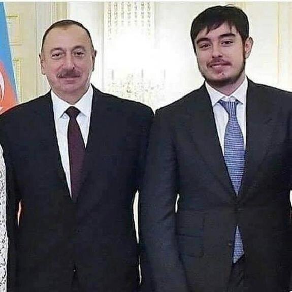 Сын президента Азербайджана имеет крупную задолженность по налогам за особняк на Рублевке  По данным издания Mash, Гейдар Алиев, сын президента Азербайджана Ильхама Алиева, задолжал около миллиона рублей налогов за свой особняк, расположенный в подмосковной Барвихе.  Речь идет о роскошном поместье в элитном поселке "Сады Майендорф" площадью 1600 квадратных метров, оценочная стоимость которого составляет около 2,7 миллиарда рублей  35 миллионов долларов США .  Сообщается, что 27-летний Гейдар Алиев имеет непогашенную налоговую задолженность в размере 946 тысяч рублей. Подмосковные налоговые органы неоднократно обращались в суд и получали решения о взыскании, однако процесс осложняется тем, что на сайте Федеральной службы судебных приставов  ФССП  дата рождения сына президента Азербайджана указана с ошибкой в один день, что затрудняет поиск информации о его долгах.