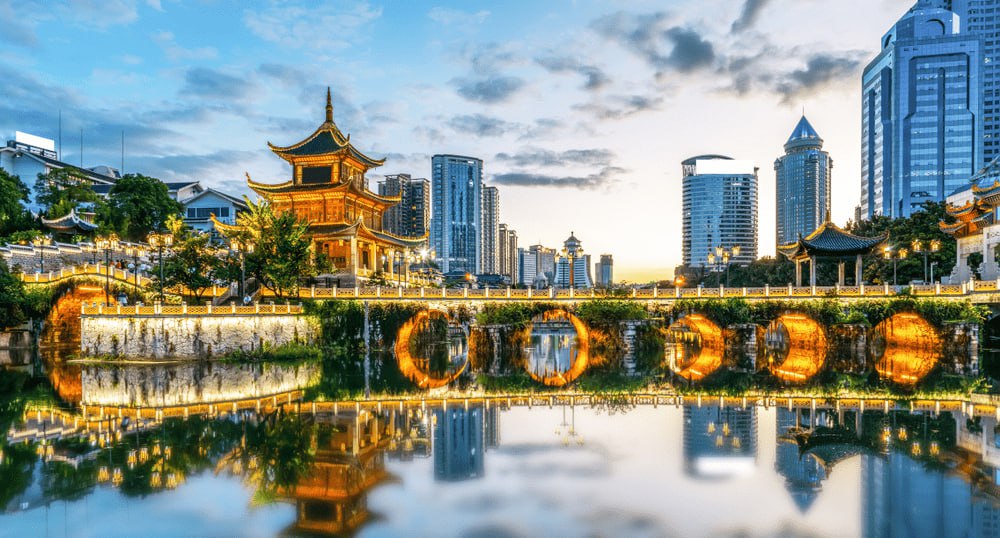 Спрос на туры в Китай вырос в два раза Отмена визового режима для россиян на год положительно сказалась на росте турпотока в Китай В Российском союзе туриндустрии фиксируют двукратный рост спроса на начало года по сравнению с тем же периодом прошлого Рост поддерживает расширение перевозки Аэрофлот увеличил частоту рейсов из Москвы в Пекин и Гуанчжоу до 7 в неделю   По данным ГК Слетать ру спрос на поездки в Китай с бронированиями с 1 декабря 2024 года по 15 января 2026 года и заездами в течение всего 2026 года в 2 1 раза превышает показатели годом ранее За два года он вырос в 8 8 раза В топе запросов Пекин Хайнань и Шанхай глубина бронирования увеличилась до 2 6 месяцев В Fun Sun отмечают рост спроса на 28 год к году Наибольшей популярностью пользуется отдых на пляжных курортах Хайнаня а также экскурсионные и комбинированные туры Существенных скачков цен не фиксируют Китай все чаще бронируют заранее По данным сервиса Островок спрос на размещение в Китае у индивидуальных туристов вырос на 14 а с сентября по декабрь на 57 Средняя стоимость ночи составила 9 6 тыс рублей более половины бронирований приходится на отели 4 5 В China Travel отметили что у компании много постоянных клиентов которые на протяжении трех лет выбирают только Китай для отдыха На их выбор наличие или отсутствие виз не влияет Все подробности в материале RTN rata ru