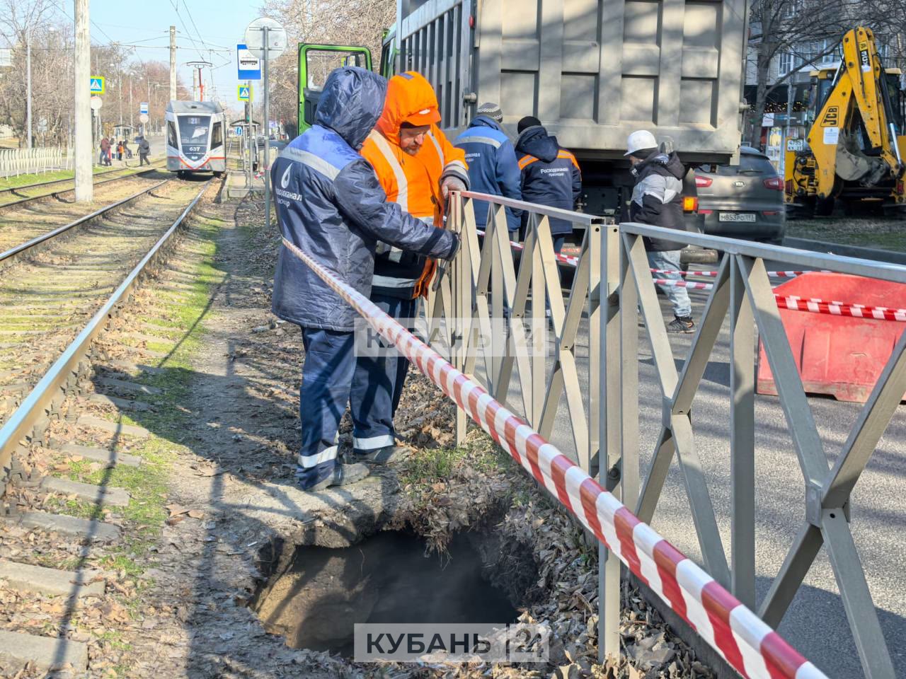 Новый провал на Московской устраняют в Краснодаре.    Он случился на старом коллекторе 1962 года в районе Московской,66. Диаметр — около 4 м.