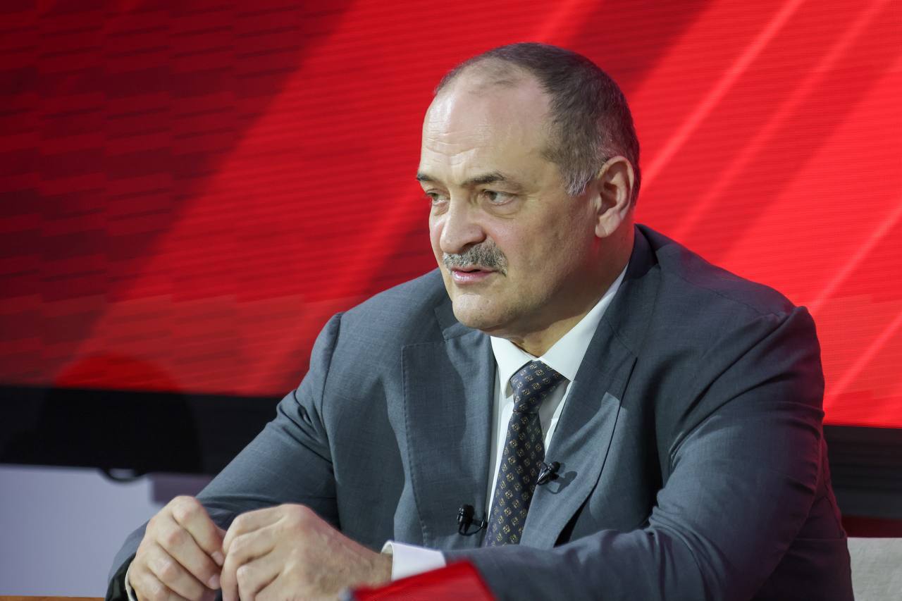 Сергей Меликов о догазификации порядок оформления недвижимости обязательное условие программы В ходе прямой линии Глава Дагестана Сергей Меликов ответил на вопросы граждан о сроках подключения к газовым сетям в рамках программы догазификации Глава республики подчеркнул прежде чем подавать заявку на догазификацию необходимо оформить правоустанавливающие документы на домовладение Именно их наличие гарантирует участие в программе Сергей Меликов поручил Министерству энергетики Дагестана совместно с Газпромом взять на контроль вопросы связанные с оформлением документов и максимально оперативно их решить Зачастую многие вопросы у граждан возникают именно из за проблемы с неоформленными объектами в которых люди проживают отметил Глава региона