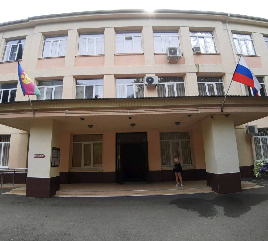 В Сочи за подготовку к совершению теракта задержан 13 летний подросток Из представленных суду материалов следует что примерно с января 2026 года ученик 6 класса начал подготовку к совершению террористического акта на территории школы в которой он обучался Процесс подготовки и способ совершения теракта подросток обсуждал со своими единомышленниками в группе в телеграме где размещались видеозаписи совершения подобных преступлений а также давались советы и рекомендации Подросток думал что совершение теракта поможет решить его проблемы с одноклассниками Суд решил поместить подростка в центр доя несовершеннолетних правонарушителей на 30 суток Связь и запросы на размещение рекламы в Temruchok info bot Подпишись на Темрюк Инфо в MAX ВКонтакте Одноклассники