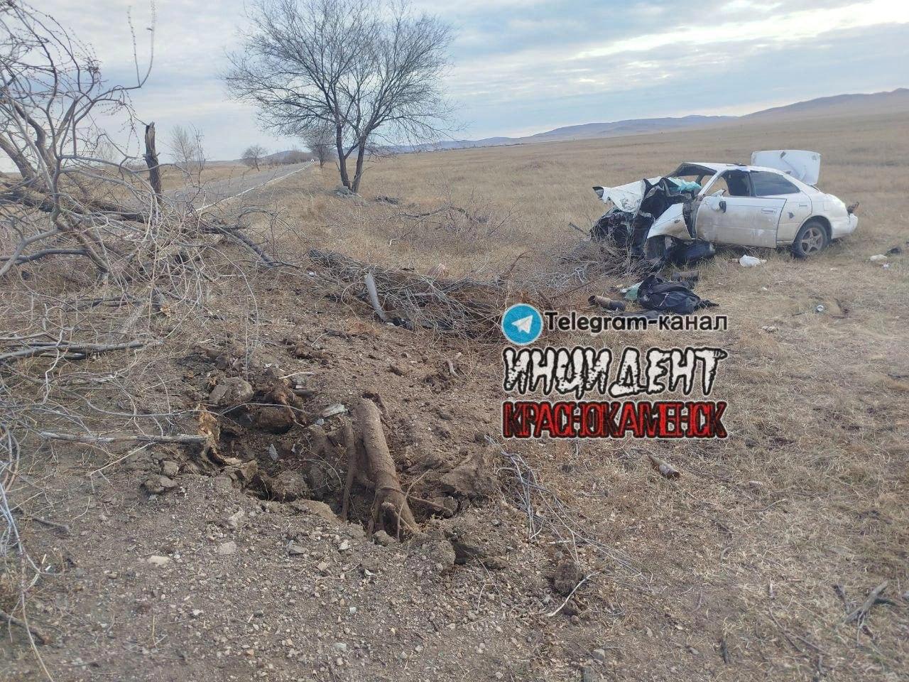 Пострадавший в аварии в Краснокаменске где погиб водитель скончался в больнице ДТП произошло 4 ноября водитель Toyota Vista превысил скорость и не справился с управлением машина съехала с дороги и врезалась в дерево Водитель погиб на месте двоих пострадавших увезли в больницу Очевидцы говорили что Toyota ехала со скоростью около 120 километров в час В салоне и рядом с разбитым авто лежали бутылки с пивом и водкой В Минздраве chitaru75 сообщили что второй пострадавший сейчас в состоянии средней степени тяжести Фото тг канал Инцидент Краснокаменск Подписаться