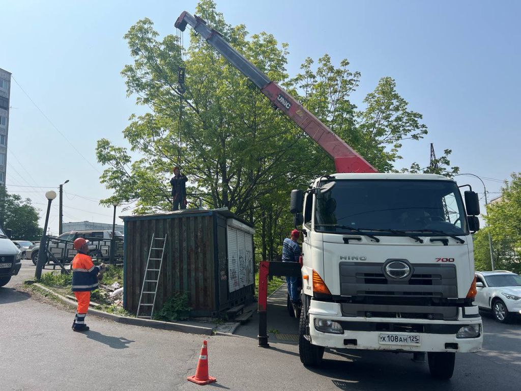 Во Владивостоке продолжается снос незаконно установленных объектов. На прошлой неделе муниципальная служба "Содержание городских территорий" демонтировала несколько беседок, шлагбаум и другие самовольные постройки в бухте Аякс. На этой неделе с улиц Нейбута и Черняховского были вывезены брошенные автомобили. Также демонтирован незаконный торговый павильон у 47-го дома на улице Нейбута. Ценное имущество направляется на площадку временного хранения, откуда владельцы могут его забрать после предъявления документов и оплаты штрафов. Остальные объекты вывозятся на мусорный полигон.