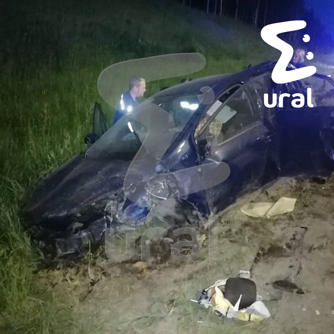 Хоккеист клуба "Авто" Артём Митькин впал в кому после жёсткой аварии на ЕКАД. Предварительно, он ехал пьяным и без прав. Ночью 18-летний Митькин катал друзей на "Форде" и на 90-м км трассы потерял управление. Врезался в забор — машина разлетелась на куски. Пострадавших увезли в больницу. У Артёма тяжёлая черепно-мозговая, переломы костей лица, ушибы лёгких с двух сторон, пневмоторакс, кровоизлияние в мозг. Врачи ввели в искусственную кому. У друзей переломы, черепно-мозговые, один из них — на видео.