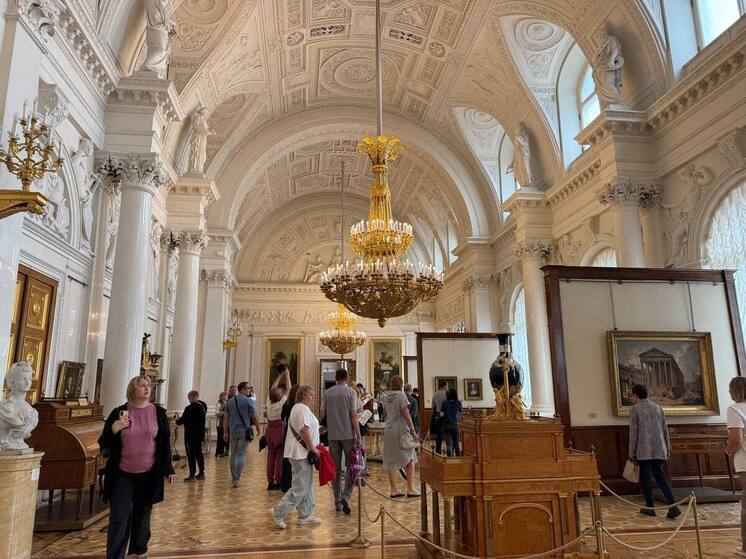 В Эрмитаже эвакуировали посетителей из за анонимных угроз Главный музейный комплекс временно закрыт службы проверяют помещения Данные уточняют По питерски без паники музейной охране чёткий регламент остальным терпение