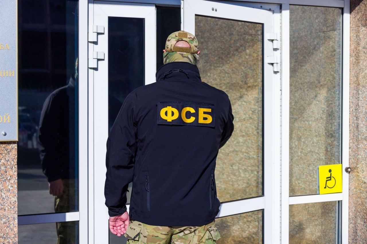 ФСБ предупредила жителей Челябинска об антитеррористических учениях на заводе На промпредприятии в Челябинске 26 ноября организовали тактические учения в рамках которых экстренные службы отработают меры реагирования на террористические угрозы Мероприятие организовано оперштабом Челябинска Учения по отработке контртеррористической операции на объекте промышленности продлятся до 17 часов прокомментировали в ФСБ Очевидцев услышавших звуки взрывов или выстрелов просят сохранять спокойствие Подписаться на vecherchel   Голосовать за канал