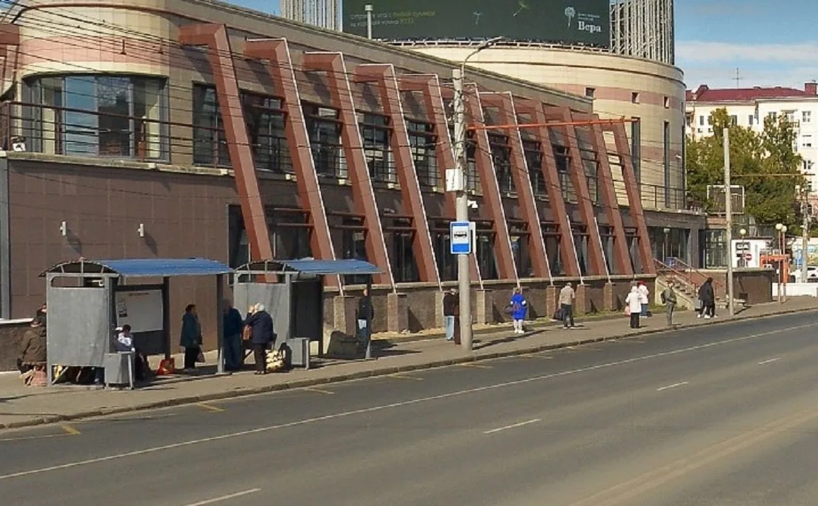 В Омске собираются сдать в аренду более 100 остановок транспорта Управление делами администрации города Омска намерено сдать в аренду на десять лет 112 остановок общественного транспорта под размещение там остановочных павильонов с рекламными модулями сити формата или афишные стенды Победители конкурса должны за свой счет установить сами остановочные павильоны с рекламными конструкциями Арендаторы обязаны будут следить за чистотой навесов и прилегающей территории в течение всего срока действия договора Предполагается что периодически на стендах будут размещать социальную рекламу по заявке администрации Омска Многие остановки место на которых предполагаются отдать частным структурам расположены в центре города или недалеко от него РБК Омск в Telegram и Максе