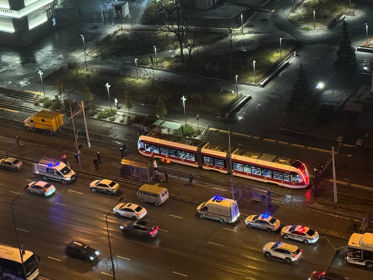 На опасном переходе возле Третьяковки сбит насмерть человек Месяц назад в этом же месте женщина угодила под трамвай Вчера вечером 17 ноября в Октябрьском районе Самары на ул Ново Садовой возле остановки Самарский филиал Третьяковской галереи случилась трагедия о которой не раз предупреждали жители города Подъезжая к остановке трамвай 22 го маршрута под управлением 48 летней женщины в 19 20 насмерть сбил 49 летнего мужчину Пешеход переходил трамвайные пути Мужчина отлетел на несколько метров и погиб на месте ДТП до приезда скорой помощи Трамвай двигался в сторону Постникова оврага Переход в этом месте опасен для пешеходов Однако никаких мер до сих пор не принято На том же переходе утром 15 октября 57 летняя женщина попала под трамвай который начинал движение Происшествие случилось возле остановки общественного транспорта которая ограничивает видимость пешеходам и водителям трамваев Наезд на женщину около 09 00 допустил 59 летний водитель трамвая 20 го маршрута Не убедившись в безопасности пострадавшая выбежала из за остановки и попала под удар трамвая Женщину госпитализировали Пешеходы которые переходят в этом злополучном месте трамвайные пути ежедневно подвергаются риску Кроме того по словам самарцев освещения там недостаточно Для тех кто двигается по переходу от Ново Садовой в сторону сквера приближающиеся трамваи скрыты за остановкой Водителю трамвая также не видно за остановкой пассажиров внезапно появляющихся на путях Погибший вчера шёл по переходу от сквера в сторону ул Ново Садовой но водитель трамвая затормозить не успела Засекин ранее обращал внимание ответственных лиц на опасное место Вопросы возникают и к проектировщикам пересадочного узла Остановку там явно необходимо перенести и обезопасить переход пока не случилась ещё одна беда Фото 63 ру