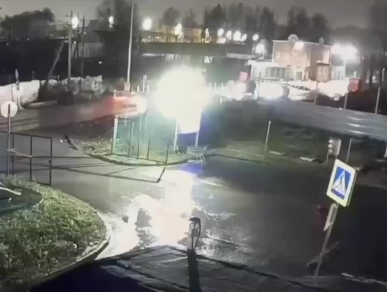 ДТП в Подмосковье: легковой автомобиль столкнулся с локомотивом, пострадал 7-летний ребенок