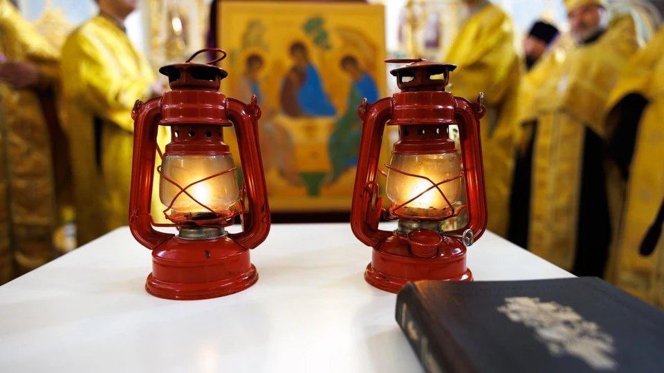 Вифлеемский огонь доставлен в Луганск Вифлеемский огонь прибыл в Луганск для распределения по храмам ЛНР Его доставили в Петропавловский кафедральный собор По словам митрополита Пантелеимона этот огонь в отличие от Благодатного горит постоянно Он призван стать духовным ориентиром для верующих в преддверии Рождества Подпишитесь LPRinfo Мы в ВК vk com lprinfo Наш чат t me luganskinfoo
