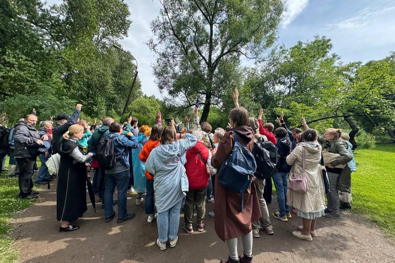 В парке Екатерингоф пыталась собраться инициативная группа по проведению референдума. Полиция требовала, чтобы участники разошлись
