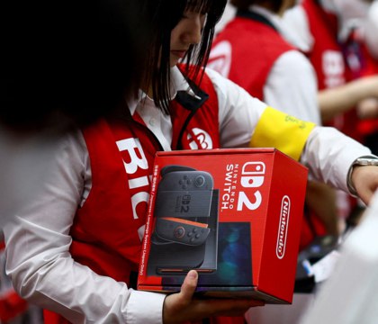 Nintendo Switch 2 бьет рекорды продаж в Японии, ее скупают в разы быстрее первой Switch — Famitsu По данным японского издания Famitsu, новая портативная консоль Nintendo Switch 2 отлично продается в Японии. Новинку скупают в три раза быстрее, чем первое поколение Switch. За первый месяц было куплено более 1,5 млн консолей, и это без учета устройств, которые продала Nintendo через свои каналы. Читать далее