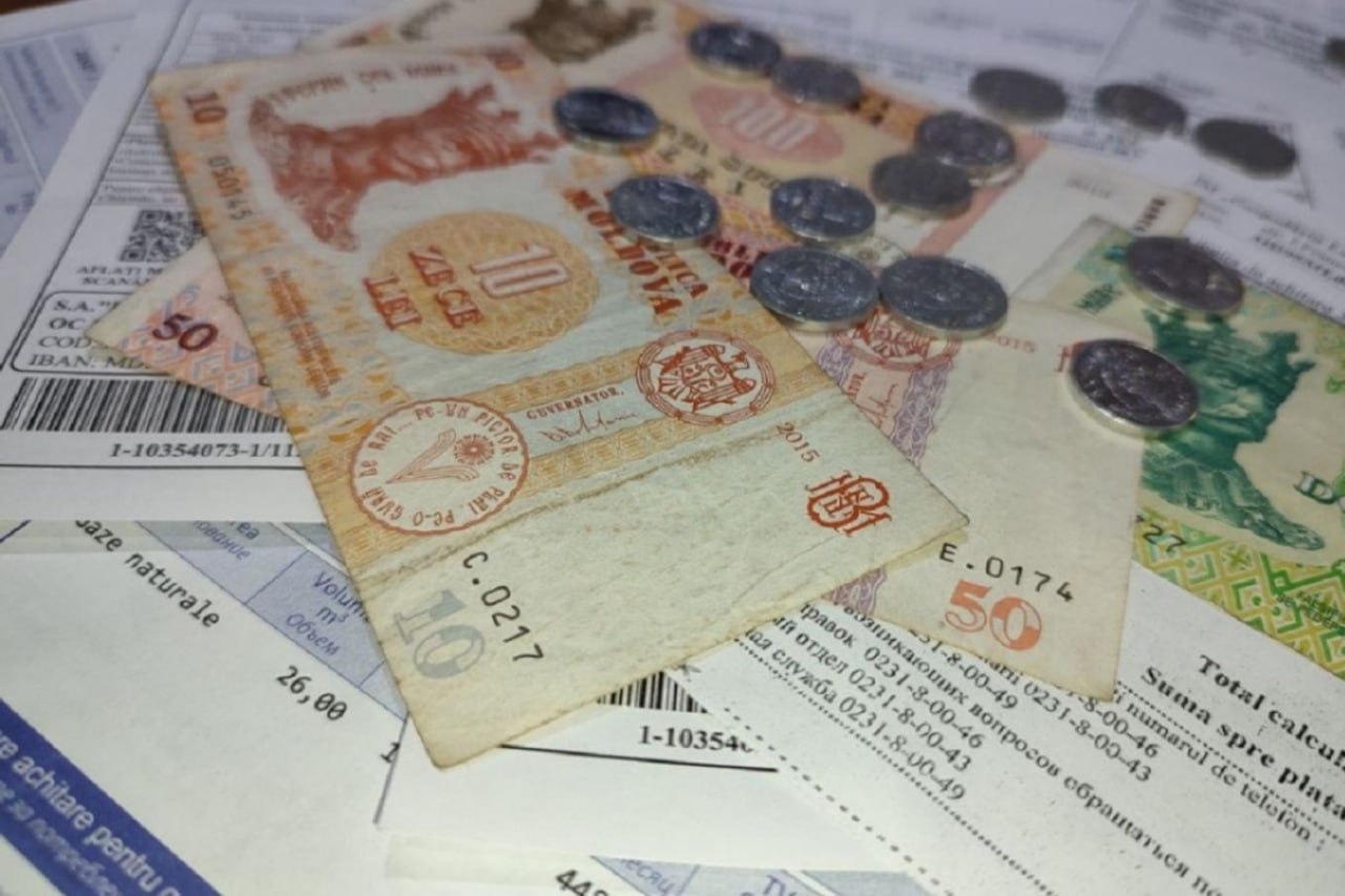 Новогодний подарок от заботливых властей компенсации за отопление в холодный период будут сокращены с 1400 леев до 1000 леев Согласно проекту максимальный размер компенсации за отопление составит 1000 леев в месяц для домохозяйств использующих в качестве основного источника теплоэнергию природный газ или электроэнергию а для домохозяйств использующих твердое топливо 800 леев Минимальный размер компенсации за холодный период составит 500 леев если сумма рассчитанная по формулам составит не менее 250 леев но менее 500 леев получатель получит 500 леев но если полученная сумма окажется менее 250 леев компенсацию не дадут В глазах ПАСдюков молдаване не заслужили больше Верному и преданному электорату правящей партии пламенный привет и пожелание хорошо подумать за кого отдаете свой голос