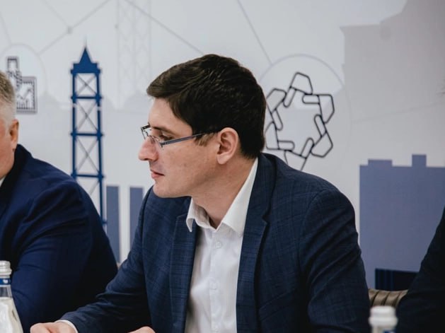 Нижегородский экс замгубернатора возглавил совет директоров химпредприятия Бывший заместитель губернатора Нижегородской области Андрей Саносян занял пост председателя совета директоров управляющей компании ООО Норкем Об этом сообщает Ъ Приволжье В новой должности Андрей Саносян будет курировать стратегическое развитие предприятий холдинга Норкем По данным платформы Спарк Интерфакс основным видом деятельности ООО Норкем входящего в АО Норкем Холдинг является оптовая торговля химическими продуктами Генеральный директор Сергей Андреев размер уставного капитала 31 2 млн руб Деловой квартал НН