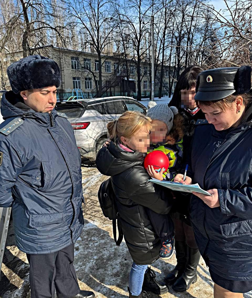 В Воронеже матери спустя год разлуки вернули 2-летнего сына  Суд спустя год разбирательств постановил передать ребёнка матери. Но бывший муж женщины оказался против и попытался спрятать малыша – не повёл его в детский сад и отправил со знакомой на другую квартиру.  Приставы стали разыскивать женщину с ребёнком через управляющую компанию.   – Наудачу позвонили в дверь – оказалось, лишь однофамильцы. Зато из домового чата выяснилось, что похожая женщина живет на 1 этаже и работает в пункте выдачи. Когда приставы спустились вниз, она уже ждала на пороге. Уговоры не понадобились, со словами: «На, забирай!» она протянула матери в одной руке детский комбинезон, в другой – испуганного малыша, – рассказали приставы.