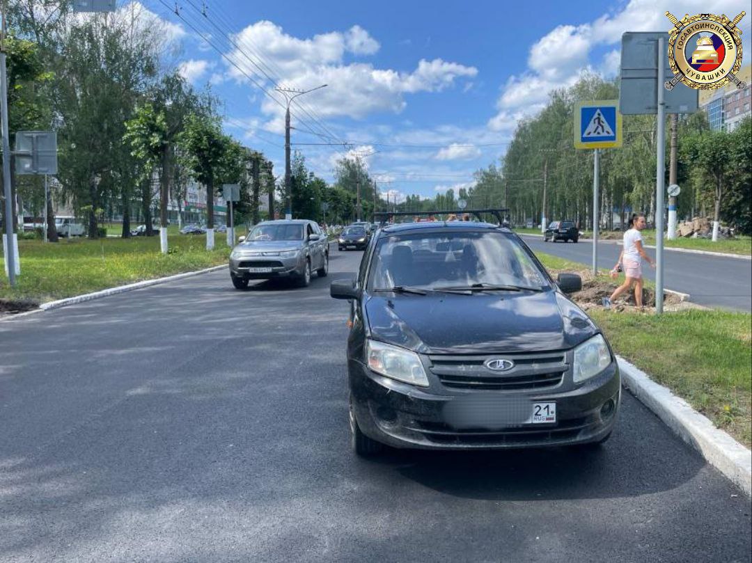 На ул. Советской в Новочебоксарске под колеса LADA Granta попала местная жительница 1937 года рождения. Инцидент произошел 25 июля в 12.35 Наезд случился на нерегулируемом пешеходном переходе, в месте проведения дорожных работ. Водитель, мужчина 1971 года рождения, с семилетним стажем вождения освидетельствован на состояние опьянения, результат отрицательный. Пенсионерка госпитализирована, сообщили в Госавтоинспекции Чувашии.