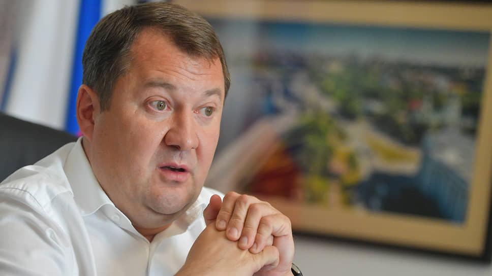 Экс глава Тамбовской области Максим Егоров подозревается в получении взяток на 80 млн руб Он задержан сообщили в ФСБ Следствие полагает что экс глава Тамбовской области Егоров с 2022 по 2024 год на систематической основе получал взятки в виде денег иного имущества незаконного оказания ему услуг имущественного характера от генерального директора АО Газпром газораспределение Тамбов и ООО Газпром межрегионгаз Тамбов Романа Стефанова Их общая сумма составила не менее 84 млн руб У Егорова и его родственников арестовано имущество на 130 млн рублей Дмитрий Никотин Подписаться