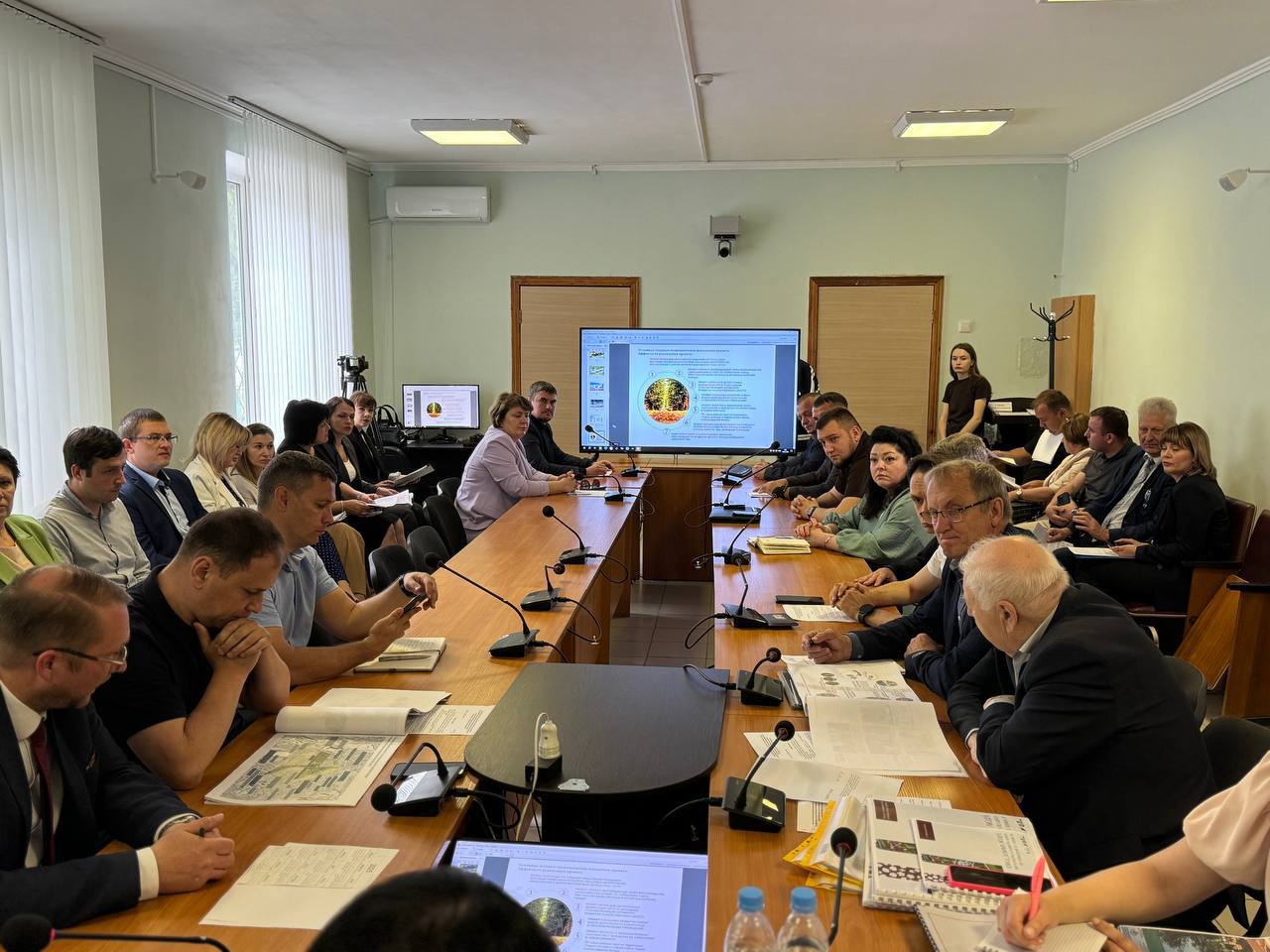  Города и поселки ЛНР подали 11 заявок на участие во всероссийском конкурсе благоустройства, проводимом в рамках федерального проекта «Формирование комфортной городской среды». Об этом сообщила пресс-служба Администрации Главы Республики. «Создание комфортной и современной среды для жизни граждан — один из главных приоритетов развития ЛНР. В рамках этой работы активно используется потенциал федерального проекта „Формирование комфортной городской среды“ нацпроекта „Инфраструктура для жизни“. 11 населенных пунктов ЛНР претендуют на победу во всероссийском конкурсе благоустройства», — рассказали в Администрации.