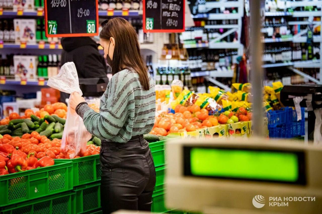 В Севастополе подешевели рыба и "борщевой набор". Стоимость снизилась на свежие помидоры, картофель, белокочанную капусту, репчатый лук и морковь, сообщает пресс-служба правительства города. При этом немного подорожали охлажденная и мороженная курица, яйца и огурцы. Специалисты связывают это с жарой. Товара на рынке хватает с головой, предприятия торговли работают без перебоев.