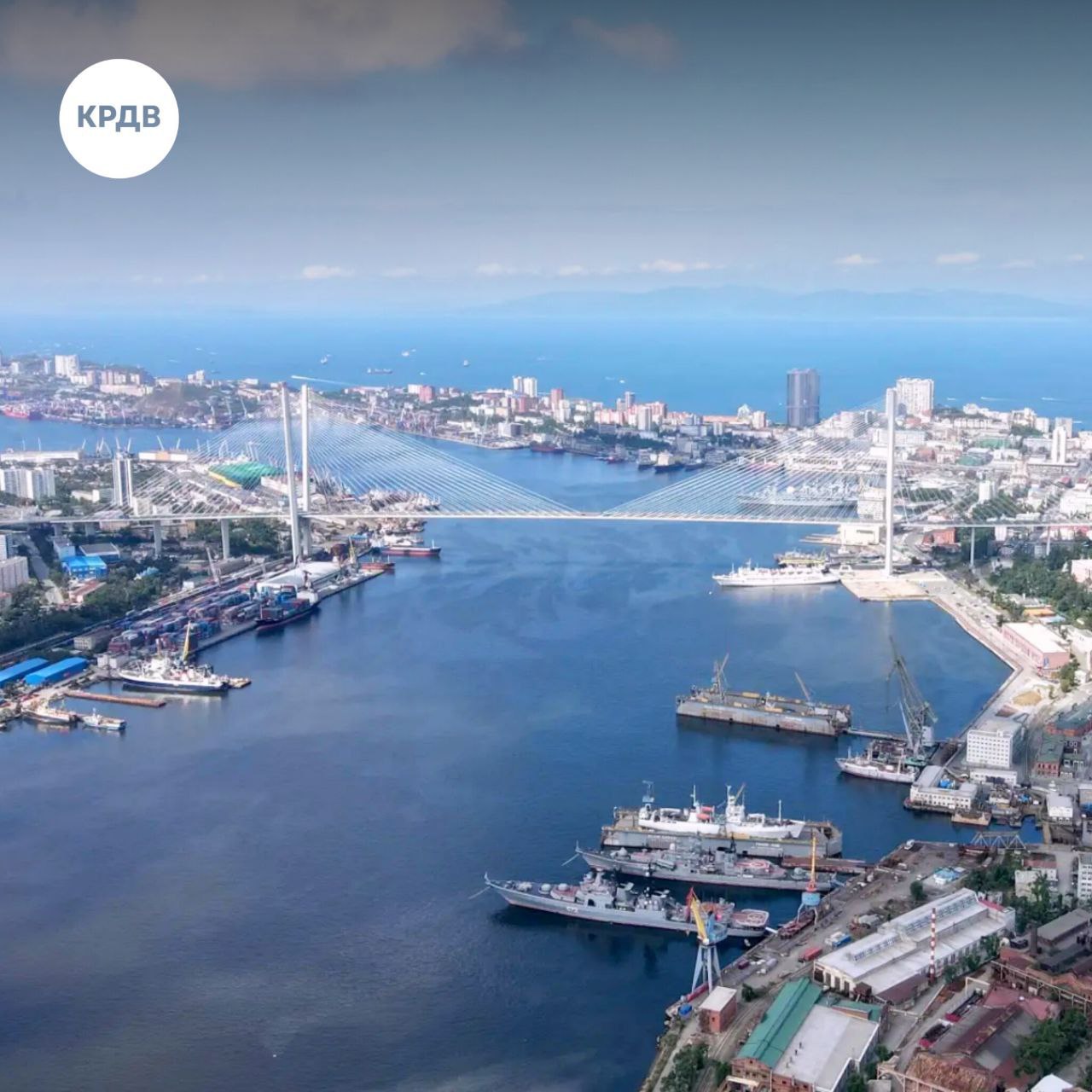 Резидент Свободного порта построит во Владивостоке новый многофункциональный комплекс Компания Арсенал в статусе резидента Свободного порта СПВ реализует проект по строительству многофункционального комплекса в городе Владивостоке На его территории разместятся торгово развлекательный комплекс бизнес центр и апартаменты Ключевые детали проекта   Общая площадь свыше 205 000 кв метров   Состав комплекса торгово развлекательный центр бизнес центр и апартаменты   Инвестиции по соглашению с КРДВ более 13 5 млрд рублей   Срок реализации 2033 год   Создание рабочих мест 250 На территории комплекса разместятся современный гипермаркет фитнес центр кинотеатр а также другие федеральные и региональные ритейлеры Проект включает благоустройство прилегающей территории и организацию парковки площадью 90 5 тыс кв м Алексей Дунаев директор КРДВ Приморье Резиденты СПВ в Приморье реализуют 646 проектов в сфере строительства и девелопмента Сектор является одним из наиболее активных потому что отвечает на растущий спрос вызванный социально экономическим развитием всего Дальнего Востока Уверены что новый многофункциональный комплекс будет построен в установленные сроки КРДВ комплексно сопровождает проект на всех этапах его реализации спв поддержкабизнеса