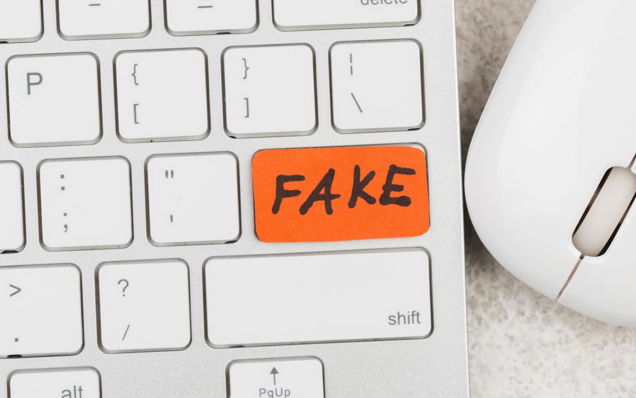 ДУМК запрещает создавать дипфейки и осуждает накрутку подписчиков Духовное управление мусульман Казахстана ДУМК признало создание и распространение дипфейков недопустимыми с точки зрения ислама Муфтият пояснил что ислам поддерживает научный и технологический прогресс если он служит справедливости нравственности и пользе для общества Однако дипфейки чаще всего используют во зло С помощью дипфейков людям приписывают слова и действия которых они не совершали Такие материалы могут разрушать репутацию вызывать страх и даже угрожать жизни В исламе это считается обманом а любые формы вреда в том числе и в шутку строго запрещены подчёркивают в ДУМК Помимо этого выяснилось ислам запрещает накручивать подписчиков с помощью фейков и ботов Ранее в ДУМК высказались насчёт запрета в Казахстане носить никабы в общественных местах Иллюстрация Freepik t me orda kz