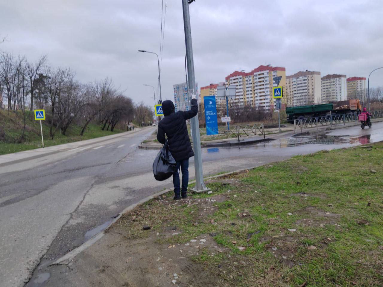 В Краснодаре провели предновогодние субботники   По поручению главы города провели первые предновогодние субботники. В них приняли участие более 250 человек.   Горожане очистили стены зданий, остановки общественного транспорта и фонарные столбы городских улиц от незаконно расклеенных объявлений и пронаркотических надписей.