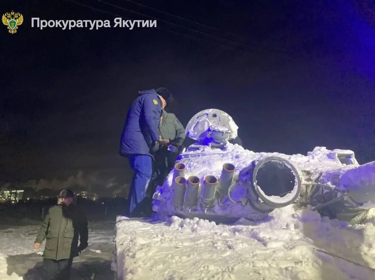 Гибель школьника в выставленной боевой машине органы должны проверить обстоятельства Трагедия произошла сегодня в Якутске на территории парка Россия Моя история По предварительной информации 16 летний юноша проник внутрь танка экспоната через технический люк где в результате падения конструкции получил смертельную травму Происшествие случилось примерно в 16 22 Помощь медиков оказалась безрезультатной Издание Эхо Столицы сообщило что трагедия произошла внутри танка Алеша По поручению прокурора Якутии Сергея Дябкина в Якутске организована проверка На место происшествия незамедлительно выехал городской прокурор Виктор Умеренко Трагедия заставляет задаться серьёзными вопросами о безопасности выставленной военной техники Находятся ли остальные потенциально опасные механизмы в надлежащем законсервированном состоянии Подробнее   yakutia info article 214582