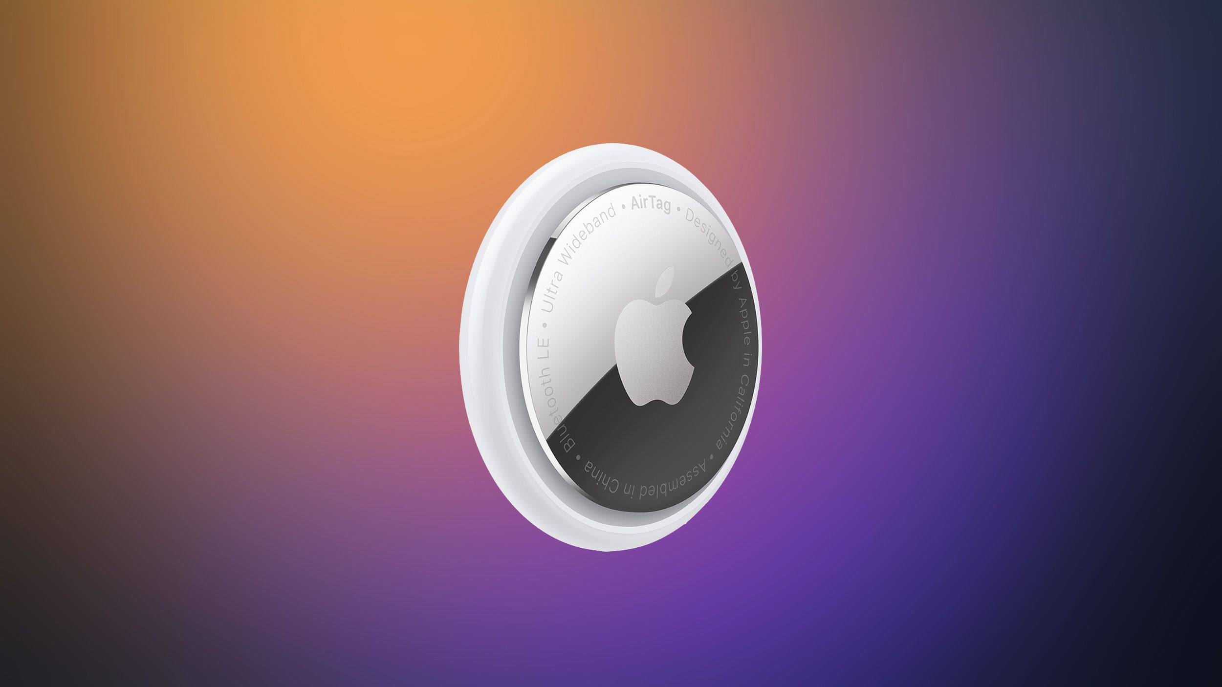 Apple готовит носимого ИИ помощника с камерами и микрофонами По информации инсайдеров устройство во многом напоминает слегка увеличенную версию AirTag с одной физической кнопкой За все ИИ функции будет отвечать обновлённая Siri на базе Gemini а внутри разместят две камеры три микрофона и динамик Разработка пока находится на ранних этапах а релиз планируется к 2027 году