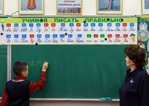 Российские органы управления образованием обязали передавать в МВД сведения о детях мигрантов Данные о заявках родителей на зачисление в школы и результаты экзамена по русскому языку который определяет возможность поступления будут направляться в МВД с 28 января 2026 года Новый порядок предусматривает двусторонний обмен информацией МВД предоставит сведения о миграционном учёте несовершеннолетних включая тех кто внесён в реестр контролируемых лиц что позволит точнее определять их образовательные потребности а Минпросвещения и региональные ведомства обязуются информировать о фактах зачисления или отчисления таких детей Уже согласована целевая схема обмена данными и после запуска системы Минпросвещения окажет методическую поддержку регионам и предоставит доступ к персональной информации через межведомственные электронные ресурсы что по мнению специалистов должно упростить процесс и повысить прозрачность Подробнее на нашем сайте Актуальные новости из Центральной Азии fergananews