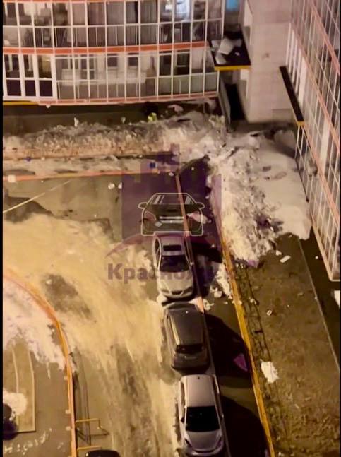 Красноярка выбросила двух кошек и собаку с 14 го этажа Животные погибли Очевидцы говорят что вчера в доме на Борисова женщина скидывала с балкона микроволновку принтер стулья и другую мебель Позже вниз полетели две кошки и собака они погибли Еще пострадали припаркованные машины Соседи вызвали полицию говорят что женщину увезли медики в психдиспансер Фото kraschp prmira news