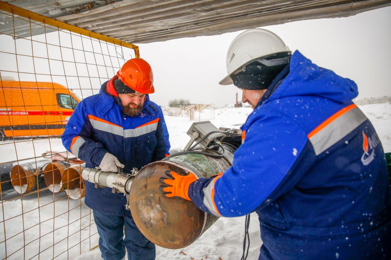 Более 15,5 км газопроводов построили в #ТиНАО с начала года  «В настоящее время на территории округов ведется активное строительство гражданских, промышленных и социальных объектов, что повлечет рост потребления природного газа. Вопросам обеспечения надежного газоснабжения этих территорий уделяем особое внимание, в этом году в рамках соответствующей программы построили более 15,5 километров газопроводов высокого давления», — отметил заместитель Мэра Москвы Петр Бирюков.  Новая сеть интегрирована в единую систему газоснабжения столицы и призвана покрыть увеличивающиеся потребности ТиНАО.  Предусмотрено резервирование пропускной способности новых газопроводов. Они оснащаются автоматизированными устройствами, позволяющими при необходимости дистанционно отключать участки сети и переводить потребителей на резервные схемы газоснабжения. При строительстве используем исключительно материалы и оборудование отечественного производства.    Всего с 2018 года в Троицком и Новомосковском округах было построено порядка 200 километров газовых сетей, срок службы которых составляет более 40 лет.