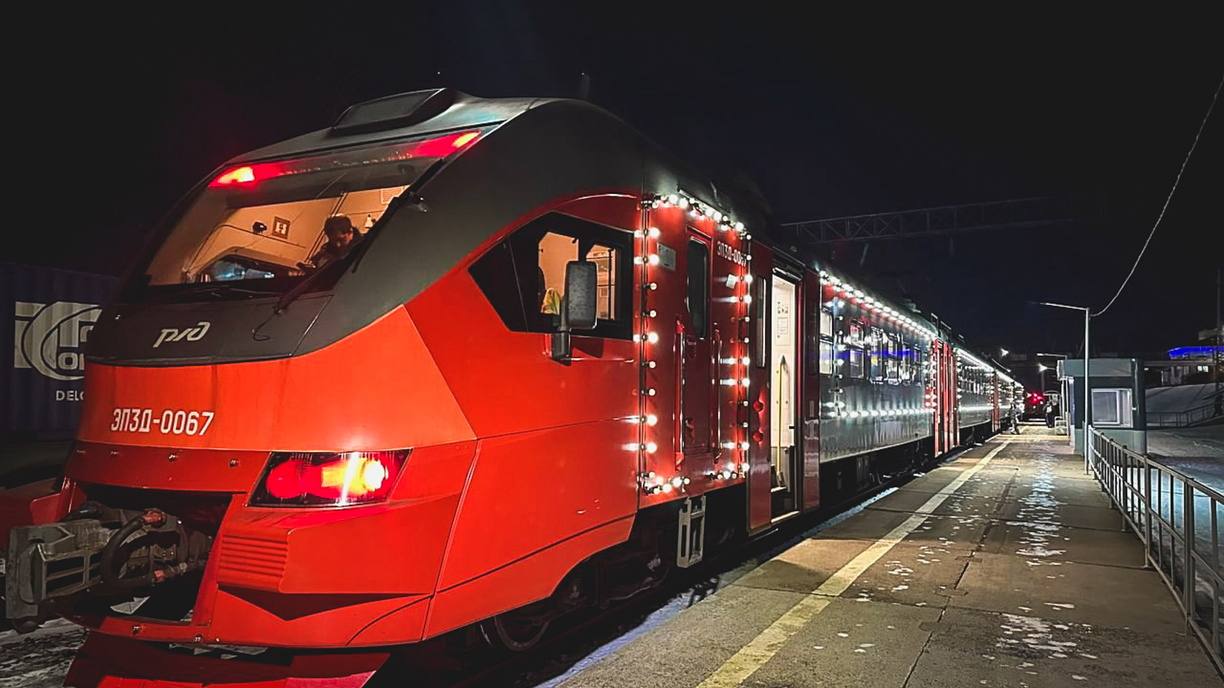 Пригородные поезда Приморья усилят к Новому году   В период новогодних праздников и каникул в Приморье увеличат составы пригородных поездов чтобы поездки были комфортнее Усиление запланировано на ряде маршрутов Владивосток Спасск Дальний Владивосток 6365 6366 31 декабря электропоезд выйдет на линию в составе из 8 вагонов Владивосток Ружино 6007 30 декабря 11 вагонов 31 декабря 10 вагонов со 2 по 9 января по 8 вагонов 10 января 10 вагонов 1 января 2026 года рейс отменяется Ружино Владивосток 6008 31 декабря 11 вагонов 1 января 10 вагонов со 3 по 10 января 8 вагонов 11 января 10 вагонов 2 января рейс не выполняется Направления Владивосток Партизанская Тихоокеанская 6401 6404 и обратно 6403 6406 30 и 31 декабря до 8 вагонов в остальные праздничные дни до 6 вагонов Рейс 6403 Тихоокеанская Партизанск 1 января отменён Пассажирам рекомендуют заранее планировать поездки и уточнять расписание перед отправлением Источник express primorye vmfareast