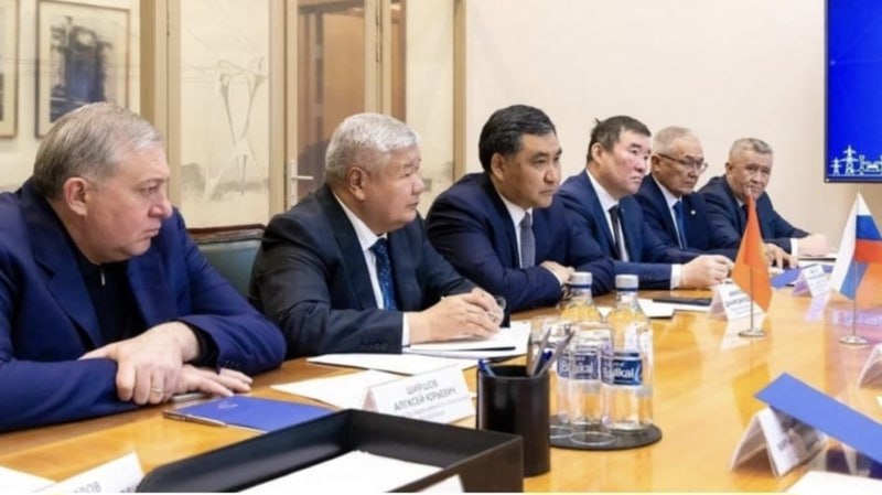 Садыр Жапаров прокомментировал участие Алексея Ширшова в переговорах с российской делегацией по Верхне Нарынскому каскаду ГЭС Президент напомнил что страна должна Русгидро 51 млн с процентами Он направил делегацию в Москву во главе с первым зампредом кабмина чтобы они обсудили как погасить этот долг Уже там Ширшов позвонил Амангельдиеву и сказал что может поделиться информацией полезной для Кыргызстана по РусГидро и таким образом подключился к переговорам Ранее он с ними работал и располагает большим объёмом информации Насколько его сведения окажутся полезными покажет время сказал Жапаров в интервью Кабару Он подчеркнул что власти не позволят Ширшову оседлать как раньше какое либо министерство и не допустят посягательства на казну Поэтому не обращайте внимания на тех кто манипулирует на теме Ширшова При правлении Курманбека Бакиева Алексей Ширшов был вхож в ближний круг Максима Бакиева его называли серым кардиналом энергетики КР В народе часто употреблялось выражение ширшовские схемы Sputnik Kyrgyzstan