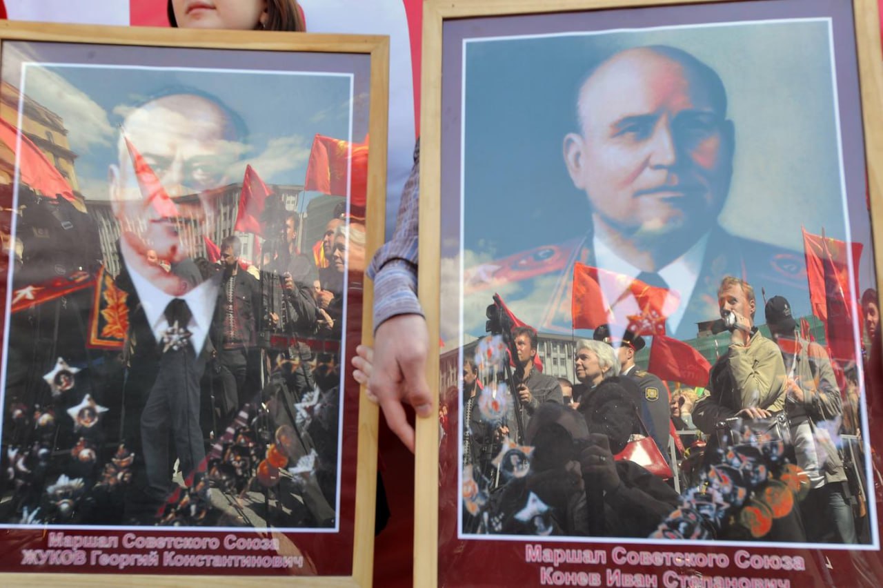 «Отражение героя в каждом»: ИИ найдет в россиянах сходства с историческими личностями Компания NtechLab совместно с регионами запустила всероссийский патриотический проект «Отражение героя» накануне 80-летия Победы в Великой Отечественной войне. В проекте можно будет поучаствовать в Москве и Волгограде, а вскоре и в Курске, сообщила RTVI пресс-служба компании. Для участия необходимо подойти ко стойкам со встроенными экраном и камерой ИИ, которая отсканирует лицо пользователя и найдет максимально схожего с ним исторического деятеля России. В базе проекта более двух тысяч исторических личностей и героев ВОВ, уточнили в NtechLab. В Москве стойки установлены на ВДНХ: в инфоцентрах у главного входа, в парке аттракционов «Орион», в павильонах №34 «Космонавтика и авиация» и №58 «Земледелие», в «Доме российской кухни» и «Доме культуры». В Волгограде стелу можно найти в Музее-панораме «Сталинградская битва». «Проект „Отражение героя“ с помощью алгоритмов искусственного интеллекта должен познакомить людей с героической историей России и ее великими деятелями. Первыми поучаствовать в этом уникальном проекте смогут жители Москвы, Волгограда и Курска. Также подключиться к инициативе выразили желание и другие регионы страны, где в самое ближайшее время появятся стелы „Отражение героя“, — рассказал гендиректор NtechLab Алексей Паламарчук. В компании отметили, что проект разработан на основе их продукта по распознаванию лиц и силуэтов Ntechlab FindFace Multi : Василий Шапошников / Коммерсантъ