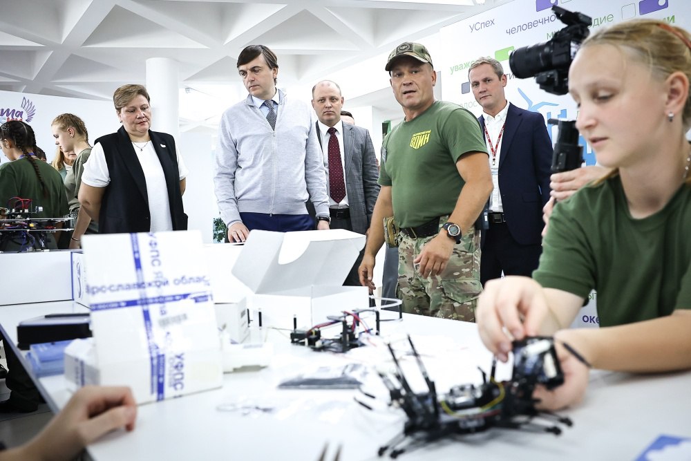 Сергей Кравцов оценил площадки дополнительного образования ВДЦ Океан и Центра ВОИН Министр просвещения РФ Сергей Кравцов 4 сентября посетил Всероссийский детский центр Океан во Владивостоке Он осмотрел общественный центр дружины флотилии Парус а также оценил деятельность Центра ВОИН