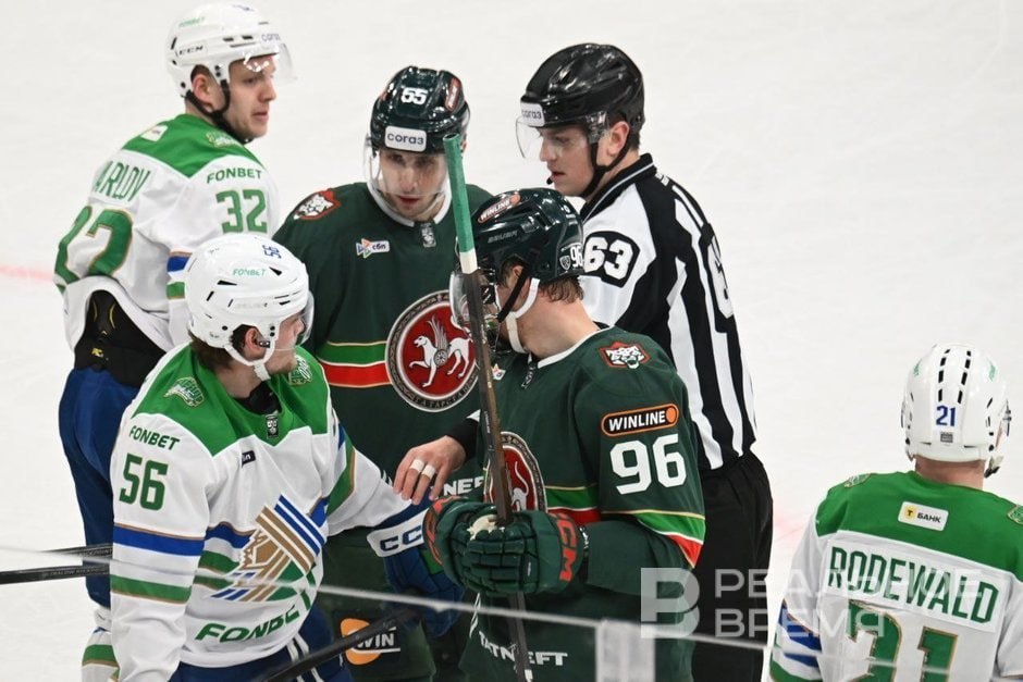 Ак Барс проиграл в Казани Салавату Юлаеву в матче КХЛ Счет встречи 3 4 в пользу уфимской команды В составе Ак Барса шайбы забросили Александр Барабанов и дважды Илья Сафонов У Салавата Юлаева голы в активе Шелдона Ремпала Дениса Яна Владислава Ефремова и Егора Сучкова в овертайме Следующий матч Ак Барс проведет 31 января в Казани с Нефтехимиком в 17 00 по московскому времени