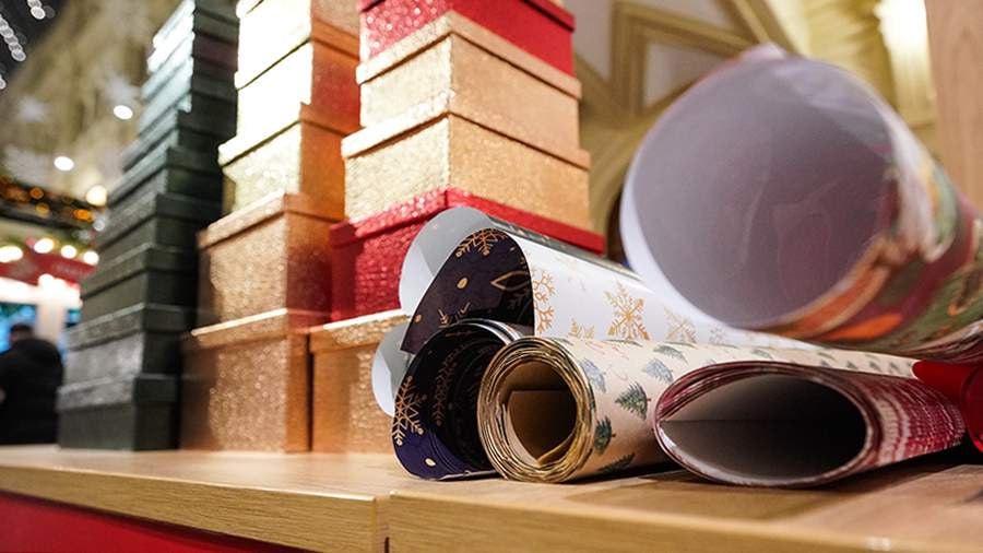 В Госдуме предложили пересмотреть лимит на подарки для учителей Сейчас он составляет три тысячи рублей По словам первого зампредседателя комитета по защите семьи Татьяны Буцкой законопроект уже находится в разработке Действующая норма закреплена в статье 575 Гражданского кодекса России и разрешает дарить педагогам подарки стоимостью не более трёх тысяч рублей Установленный лимит был актуален в начале 2000 х годов сейчас сумма не соответствует экономическим реалиям подчеркнула парламентарий По её мнению правила дарения подарков в отношении учителей а также врачей нуждаются в обновлении Подписаться на Говорит Москва Telegram VK MAX