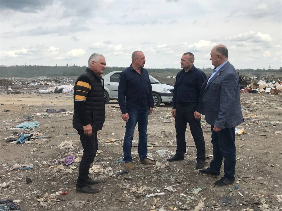Депутаты Енакиевского городского совета посетили полигон ТКО в связи с обращениями жителей 19 мая председатель Енакиевского городского совета Александр Иванович Кохан и депутаты Енакиевского городского совета Сергей Иванович Цынкуш и Игорь Викторович Пономарёв совершили рабочий выезд на Енакиевский полигон твердых коммунальных отходов ТКО . Целью визита стало изучение ситуации с возгораниями на полигоне, на которые неоднократно жаловались жители Енакиево, обращаясь в администрацию городского округа и на приемы к депутатам Енакиевского городского совета. Для обсуждения проблемы на место был приглашен директор Енакиевского филиала ГУП ДНР "Донснабкомплект" Юрий Анатольевич Скубко. В ходе беседы Юрий Анатольевич сообщил, что заместитель генерального директора по производству ГУП ДНР "Донснабкомплект" Евгений Михайлович Смирнов взял ситуацию на Енакиевском полигоне ТКО под личный контроль. Предпринятые оперативные меры позволили стабилизировать ситуацию. По словам Юрия Анатольевича, на полигон было завезено достаточное количество инертного материала для локализации горения. Он также подробно рассказал о сложностях тушения подобных возгораний, учитывая глубину залегания отходов и их состав. Депутаты акцентировали внимание на необходимости разработки и внедрения комплексных мер по предотвращению подобных ситуаций в будущем. Подчеркивалась важность соблюдения технологий складирования и утилизации отходов, а также регулярного мониторинга состояния полигона. На сегодняшний день горение на полигоне отсутствует. Работа по контролю за ситуацией на Енакиевском полигоне ТКО депутатским корпусом будет продолжена. Источник:
