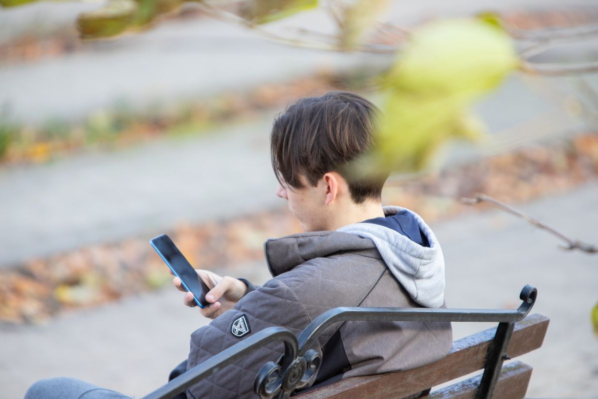 13-летний школьник из Воронежа стал жертвой телефонных мошенников Парень получил сообщение от «медицинского кабинета школы», где под предлогом продления страхового полиса у него запросили последние цифры номера телефона. Далее с ним сразу же связался «специалист» неназванного ведомства и сообщил о подозрительной, возможно мошеннической, активности в личном кабинете на госуслугах. Злоумышленники запугали подростка тем, что его родители якобы могут стать фигурантами какого-то уголовного дела, и вынудили перевести им сбережения семьи, чтобы их обезопасить. ↗ Прислать новость Подписаться