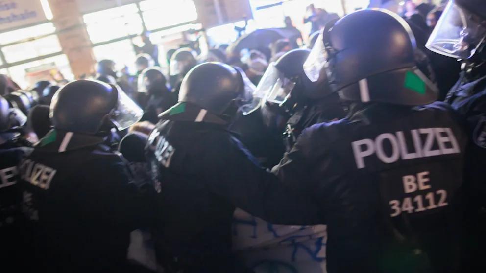 В Берлине во время демонстрации против полицейского насилия восемь сотрудников полиции получили ранения Накануне вечером в берлинском районе Фридрихсхайн около тысячи участников леворадикальной акции протеста вышли на демонстрацию против полиции Акция сопровождалась столкновениями по данным полиции восемь сотрудников получили ранения 18 участников были задержаны Для обеспечения порядка были задействованы около 500 полицейских Демонстрация стартовала около 20 00 и должна была завершиться на Варшауэр штрассе Представитель полиции Берлина Мартин Хальвег сообщил что участники акции еще до ее начала стали выкрикивать лозунги All cops are bastards Every cop is a target и Fuck the police Вскоре участники начали бросать в сотрудников бутылки петарды и фаеры Шествие несколько раз останавливали из за нападений на полицейских и использования запрещенной пиротехники После десяти часов вечера полиция приняла решение досрочно прекратить акцию Задержанным вменяют в частности нарушение общественного порядка нарушение закона о взрывчатых веществах и использование символики экстремистских и террористических организаций BILD Russian