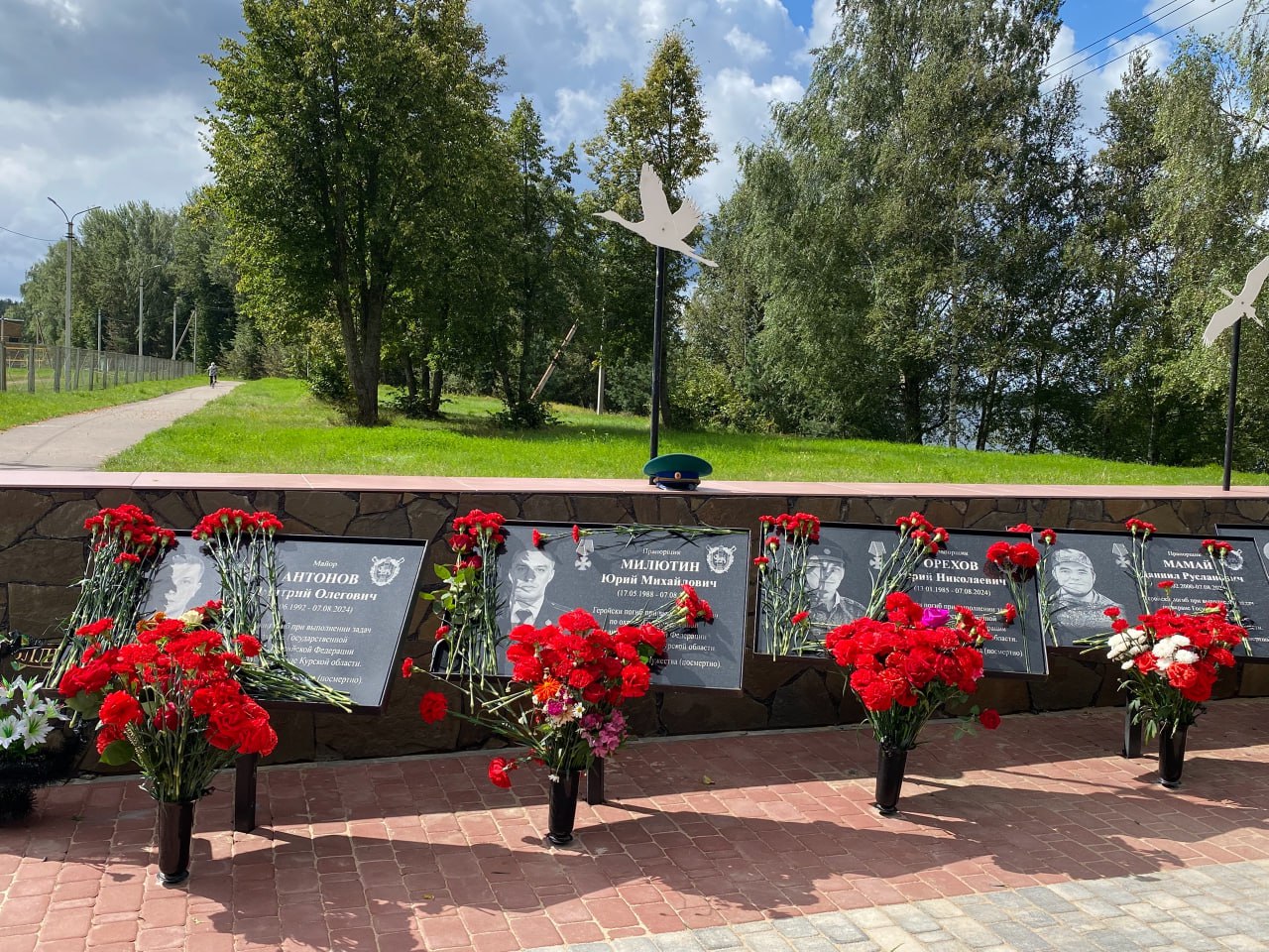 Завершено благоустройство сквера Памяти поколений в Себеже Об этом пишет районная газета Призыв Сквер находится на улице Красноармейской возле братского захоронения В сквере открыты мемориальные плиты землякам погибшим на СВО обустроены дорожки из тротуарной плитки установлен памятный знак и ограждение Сюда себежане и гости города приходят поклониться героям специальной военной операции Сквер получил второе народное название аллея Белых журавлей Работы велись по нацпроекту Инфраструктура для жизни Фото газета Призыв Себеж