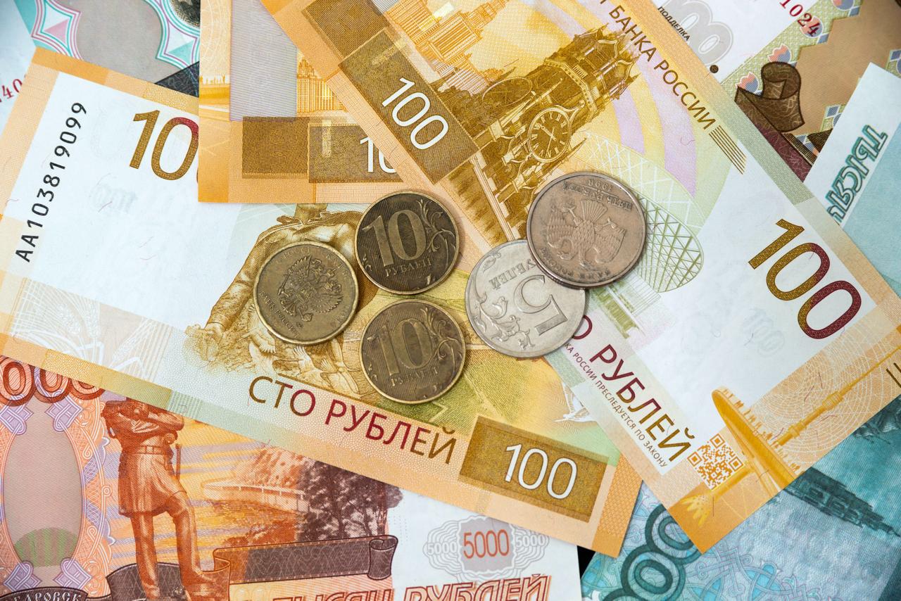 Двое челябинцев заработали 7 миллионов рублей через подпольный банк В Челябинске перед судом предстанут два «черных банкира», которые открыли кредитную фирму и нелегально обслуживали бизнесменов. На этом они заработали более семи миллионов рублей. — Расследование уголовного дела о незаконной банковской деятельности по статье 172, нелегальном создании юрлица по статье 173.1 и неправомерном обороте средств платежей по статье 187 УК РФ окончено, — сообщили в полиции. — Материалы передали в Тракторозаводский райсуд для рассмотрения по существу. На скамье подсудимых окажутся челябинцы 33 и 35 лет. По версии следствия, они обслуживали юрлица и ИП без регистрации кредитной фирмы и соответствующей лицензии. Для этого они использовали реквизиты и счета 30 подставных компаний. Фигурантов задержали сотрудники управления экономической безопасности и противодействия коррупции ГУ МВД по региону. Силовики осмотрели около 200 выписок с движением денег по расчетным счетам фирм-пустышек, допросили их номинальных руководителей и провели бухгалтерскую экспертизу. Голосовать за канал
